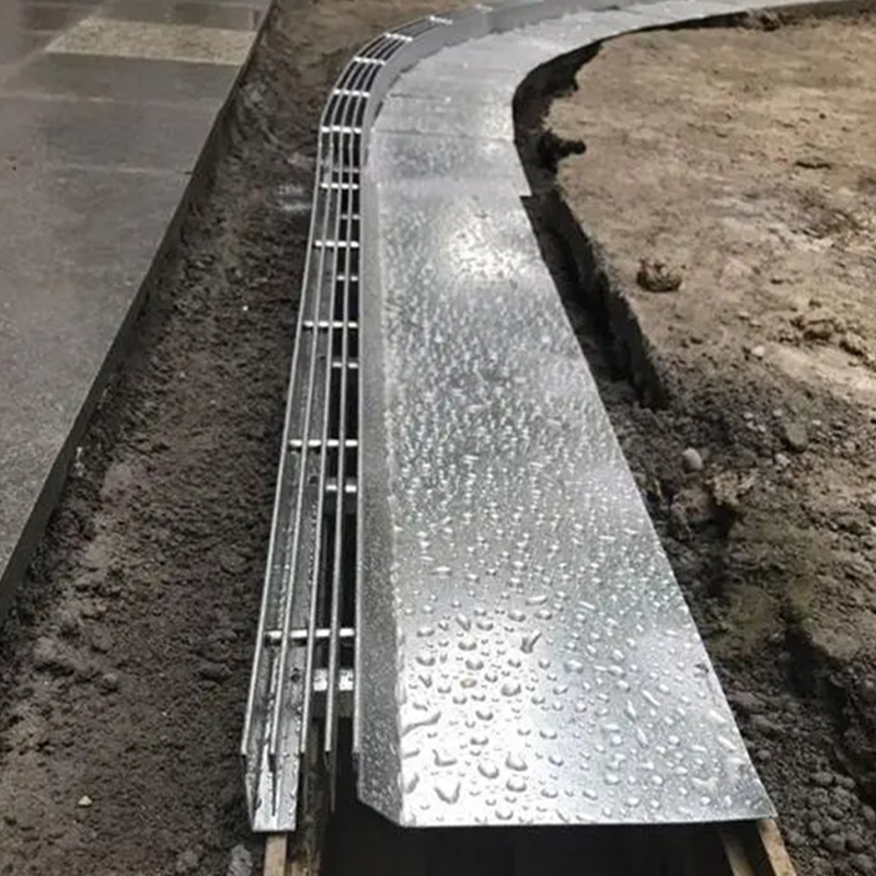 Come si confronta un canale di drenaggio lineare a larghezza ridotta con un canale di drenaggio lineare a larghezza larga per aree pedonali?