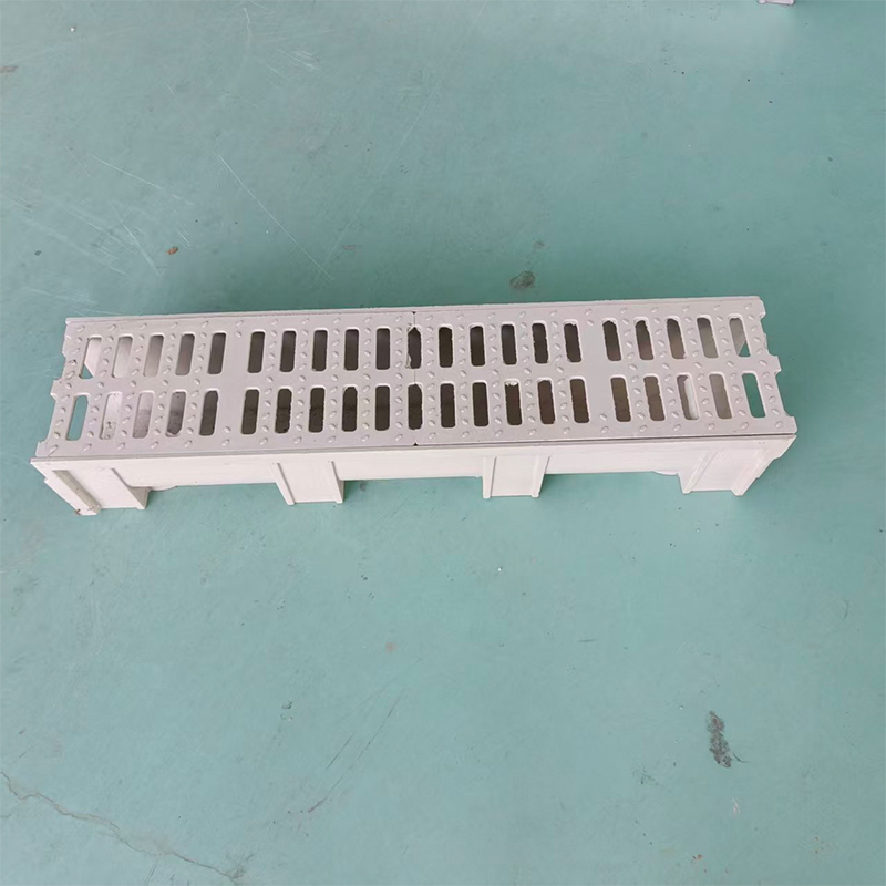 È meglio un canale di drenaggio di uno scarico di superficie per installazioni carrabili?